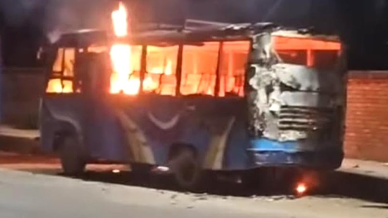 চট্টগ্রামে সড়কের পাশে রাখা বাসে আগুন
