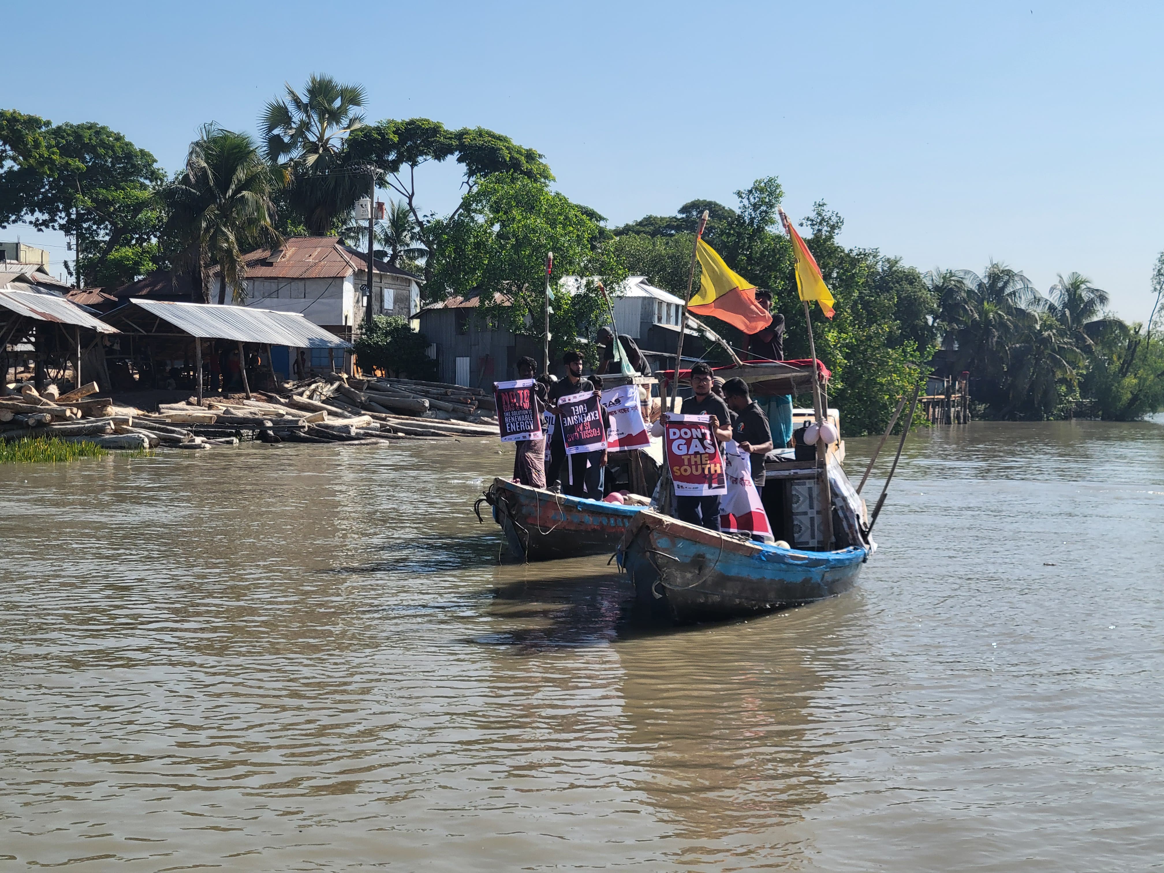 পটুয়াখালী কলাপাড়ায় গ্যাস সম্প্রসারণের বিরুদ্ধে নৌবহর অনুষ্ঠিত