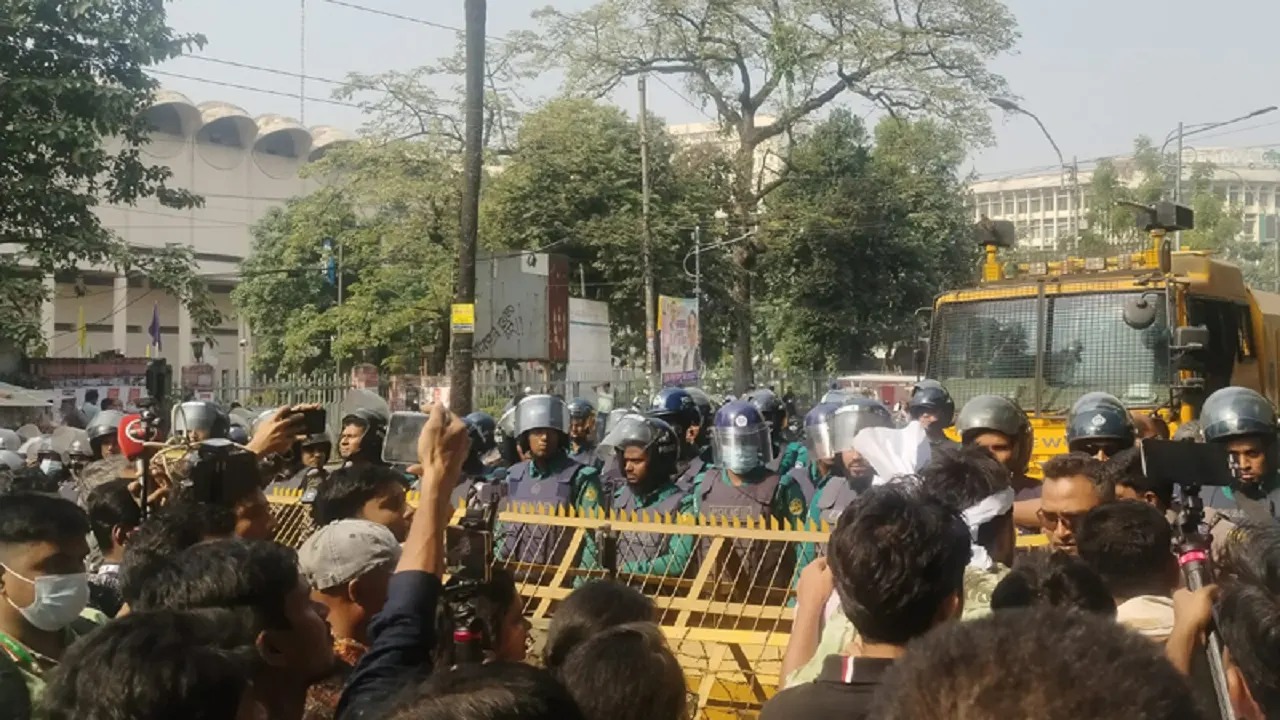 যমুনা অভিমুখে ৪৭তম বিসিএস পরীক্ষার্থীরা