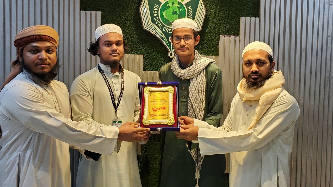 ভূমিকম্পের সময় শিক্ষার্থীদের বাঁচানোর জন্য বিশেষ সম্মাননা পেলেন হাফেজ মাওলানা শফিকুল ইসলাম