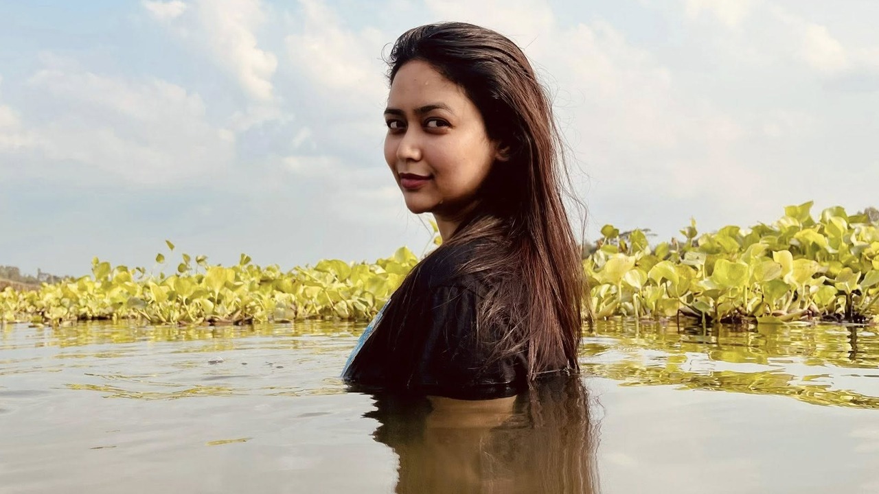 “শীতের সকালে নদীতে জলকেলি, সোশ্যাল মিডিয়ায় ভাইরাল আশনা হাবিব ভাবনার ছবি”