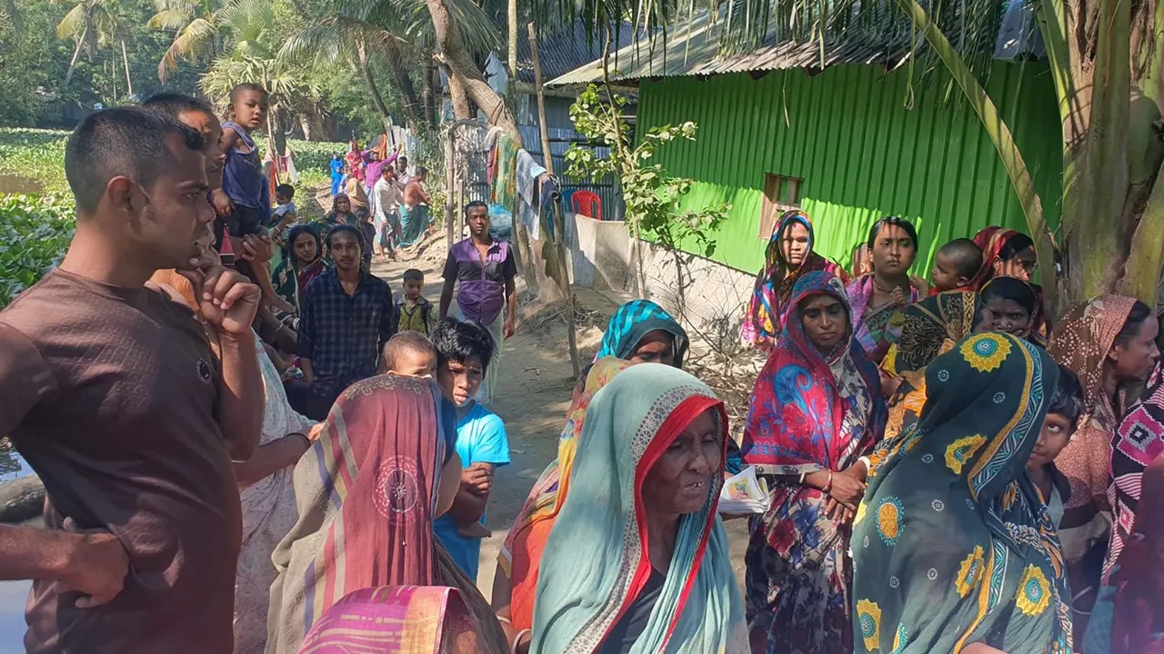 ফেনীর সোনাগাজীতে চলাচলের রাস্তা না হলে ভোটকেন্দ্রে না যাওয়ার ঘোষণা জেলে সম্প্রদায়