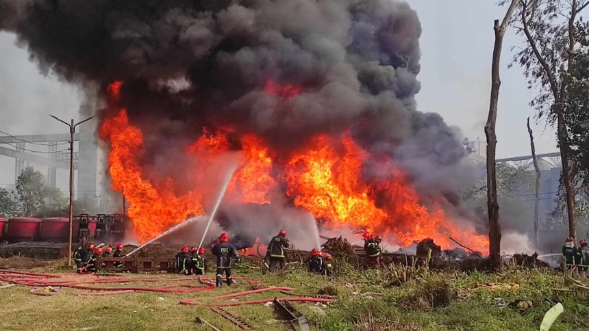 নারায়ণগঞ্জে বিআইডব্লিউটিসির পরিত্যক্ত জাহাজে ভয়াবহ অগ্নিকাণ্ড