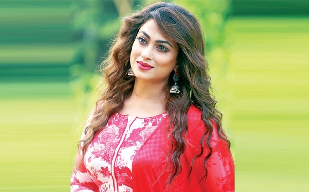 চিত্রনায়িকা পপির বিরুদ্ধে তারেক আহমেদের আইনি নোটিশ