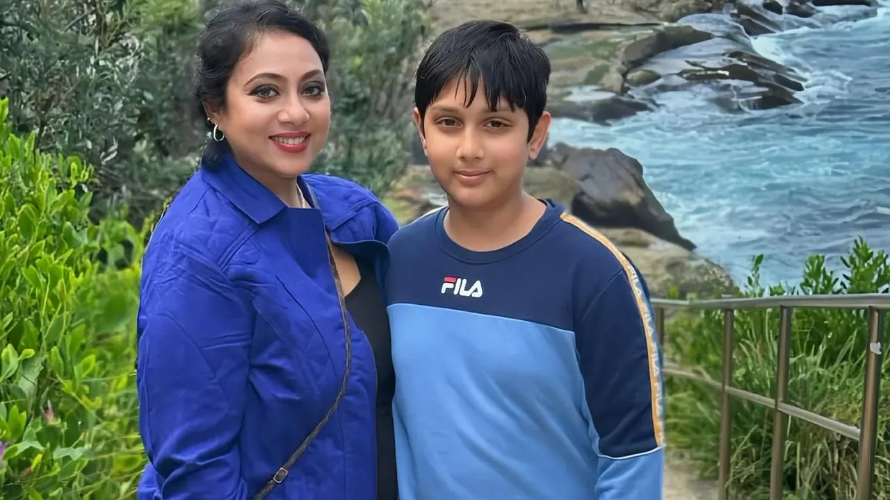 শাবনূরের নীল আউটফিটে সমুদ্রতীরে ছেলের সঙ্গে ছবি ভাইরাল