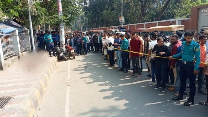 খুলনায় আদালত ফটকের সামনে দুই আসামিকে কুপিয়ে ও গুলি করে হত্যা