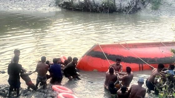 যাত্রীবাহী জালিবোট উল্টে ৫২ জন নদীতে