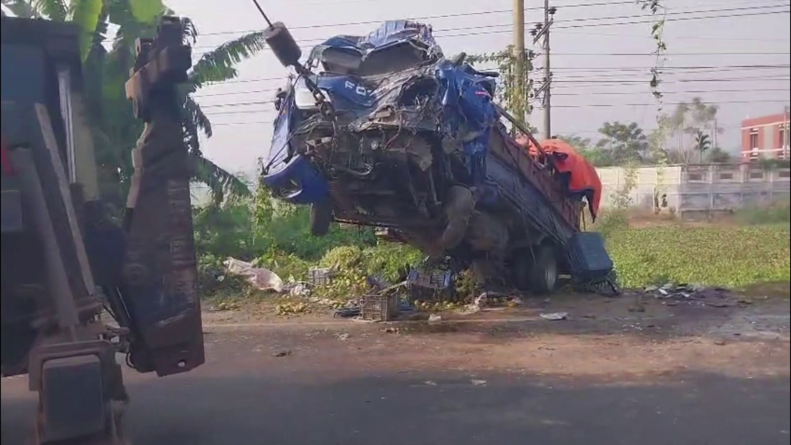 ফরিদপুরে পিকআপ-কাভার্ডভ্যান সংঘর্ষে ফল ব্যবসায়ী নিহত