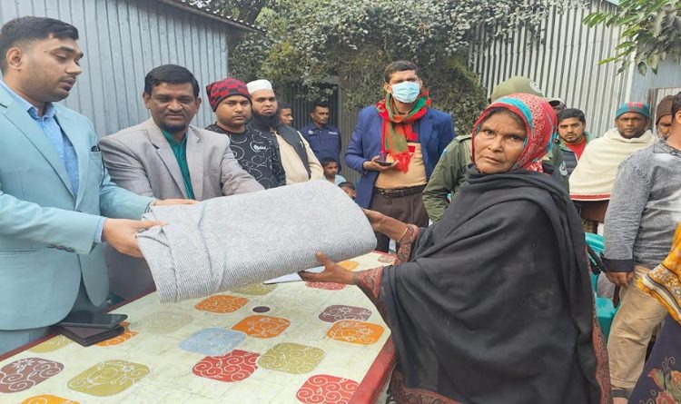 নারায়ণগঞ্জে শীতার্তদের মাঝে জেলা প্রশাসকের কম্বল বিতরণ