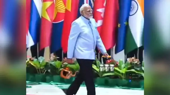 মোদির ‘চা–ওয়ালা’ ভিডিও ভাইরাল, ভারতজুড়ে তুমুল বিতর্ক