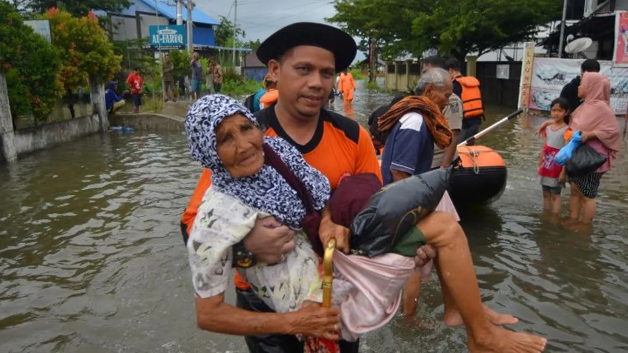 বন্যার তাণ্ডবে লন্ডভন্ড ইন্দোনেশিয়ার জনজীবন