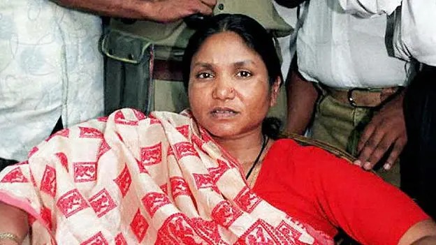 ফুলন দেবীর দস্যুরানী থেকে ভারতে সংসদ সদস্য হওয়ার কাহিনী