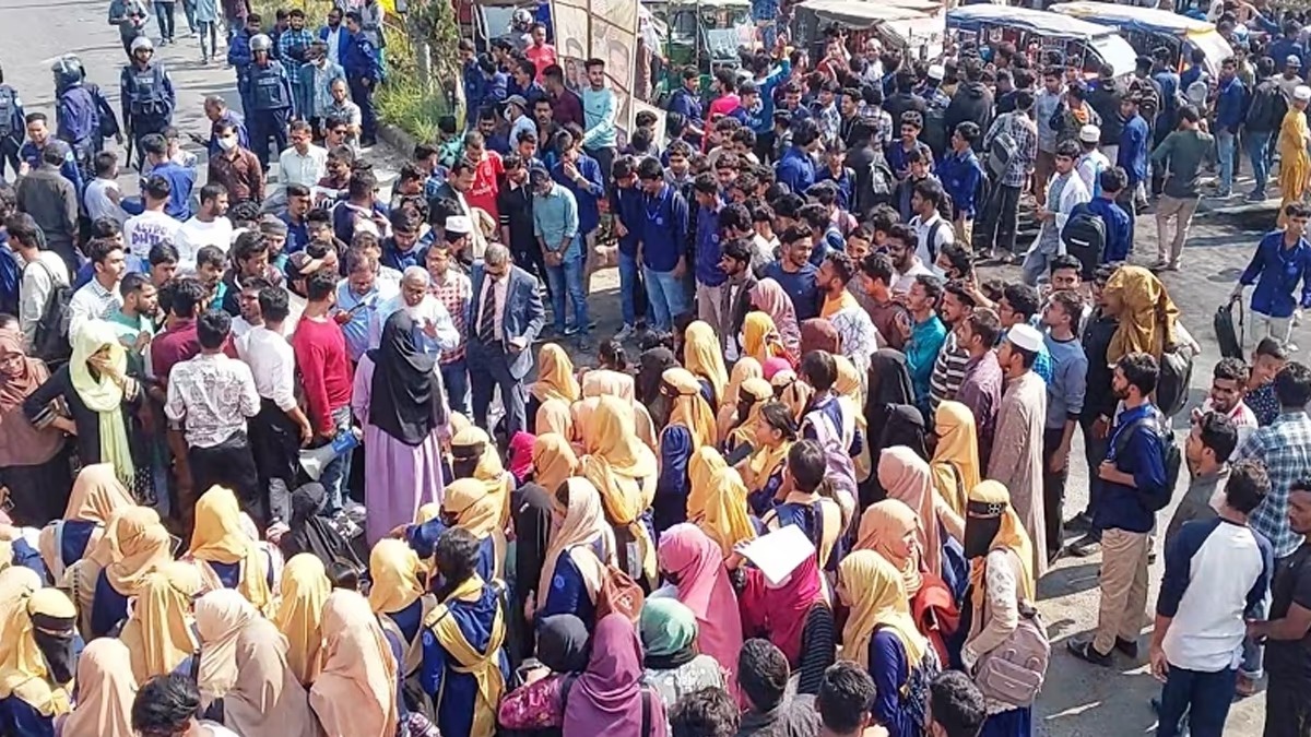 মাদকসেবনের প্রতিবাদ করায় শিক্ষার্থী সম্রাটকে মারধর: দ্বিতীয় দিনের মতো বিক্ষোভ–মহাসড়ক অবরোধ শিক্ষার্থীদের