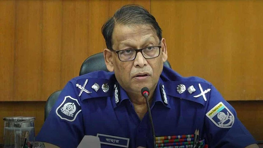 বিডিআর হত্যাযজ্ঞ তদন্তে নাম আসায় পুলিশের মহাপরিদর্শক অপসারণের জন্য সরকারকে নোটিশ