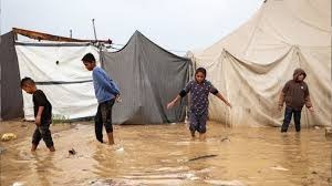 গাজায় বন্যায় ডুবল অসংখ্য তাঁবু