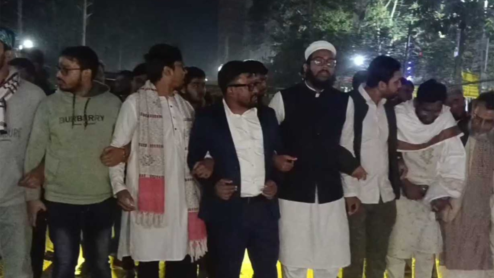 ঢাকায় ওসমান হাদির ওপর হামলার প্রতিবাদে মাদারীপুরে বিক্ষোভ মিছিল