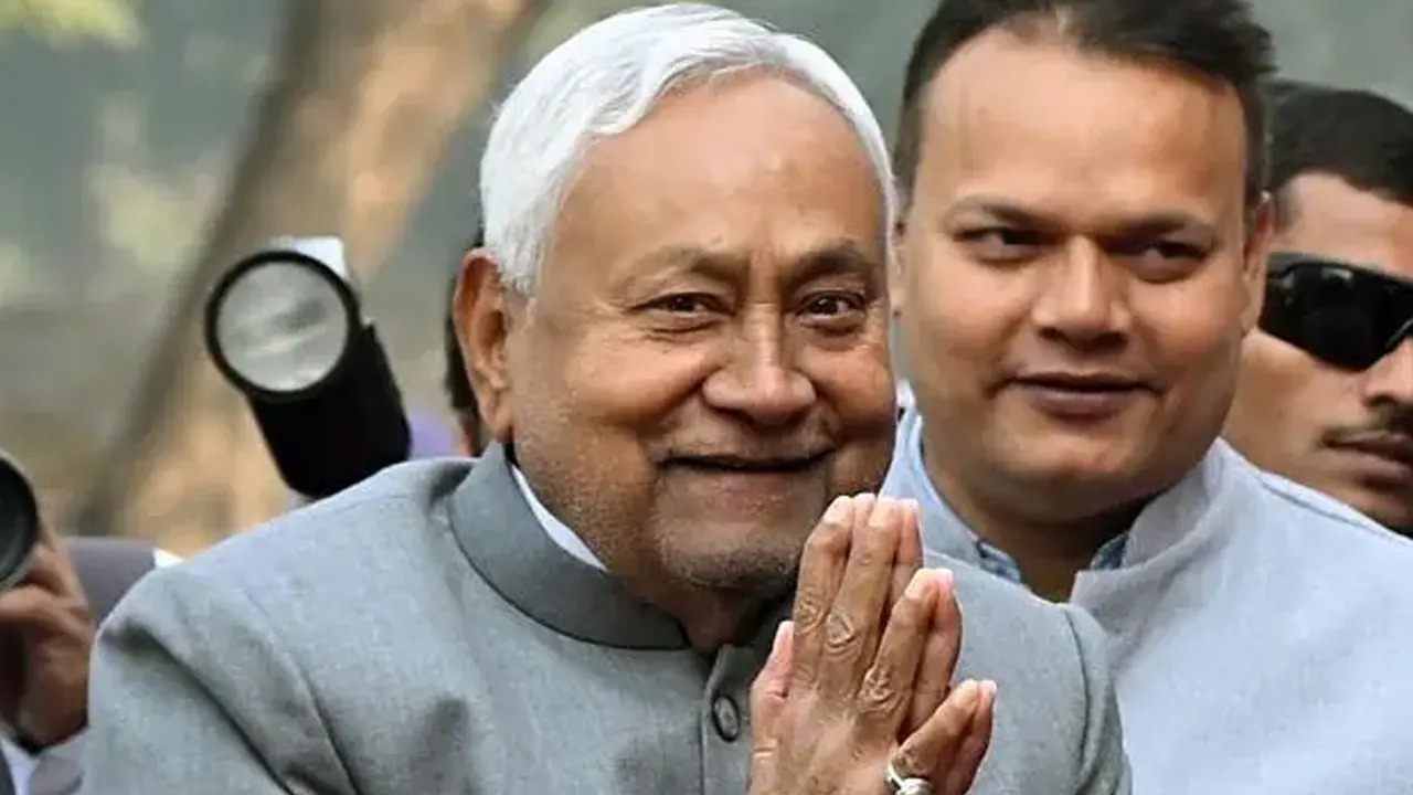 নারী চিকিৎসকের হিজাব টেনে নামানো নিয়ে তীব্র বিতর্কে বিহারের মুখ্যমন্ত্রী