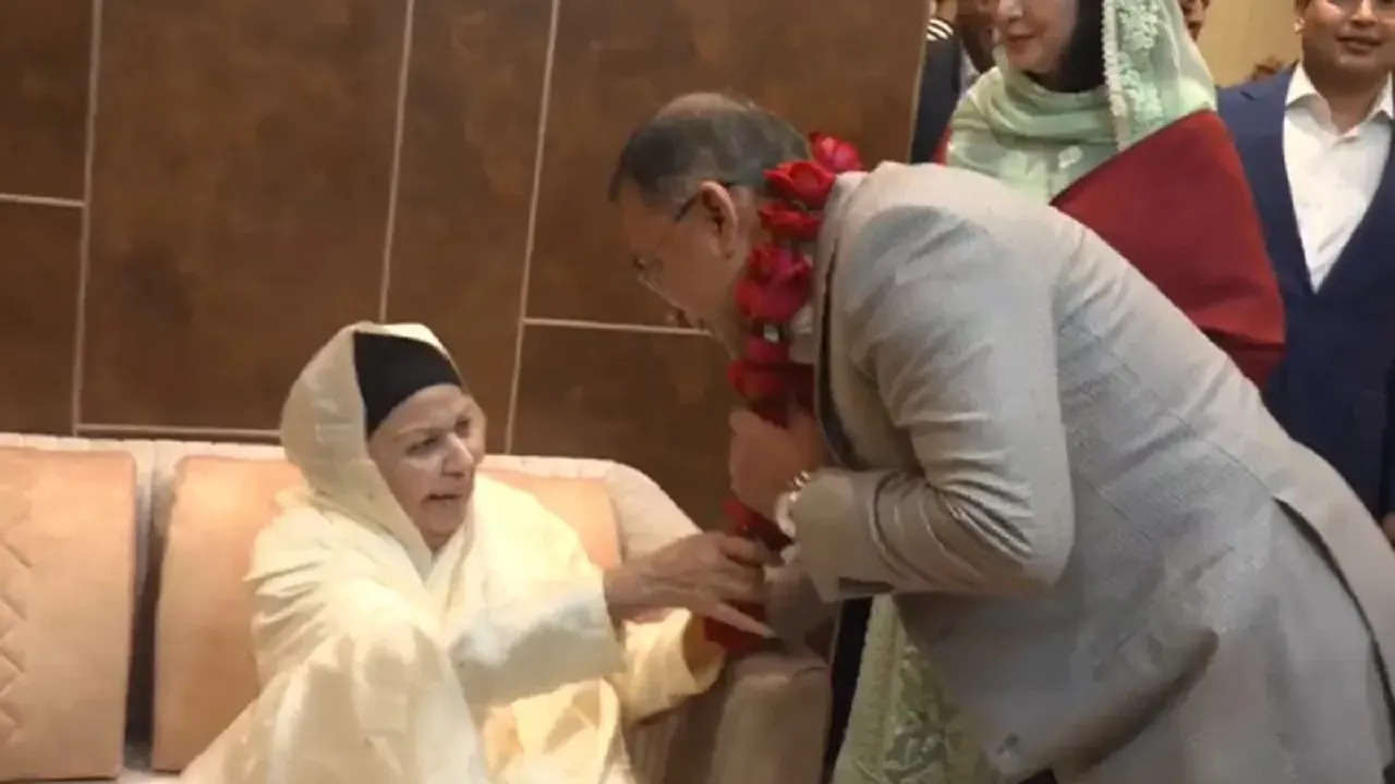 তারেক রহমানকে  ফুলের মালা দিয়ে বরণ করলেন শাশুড়ি