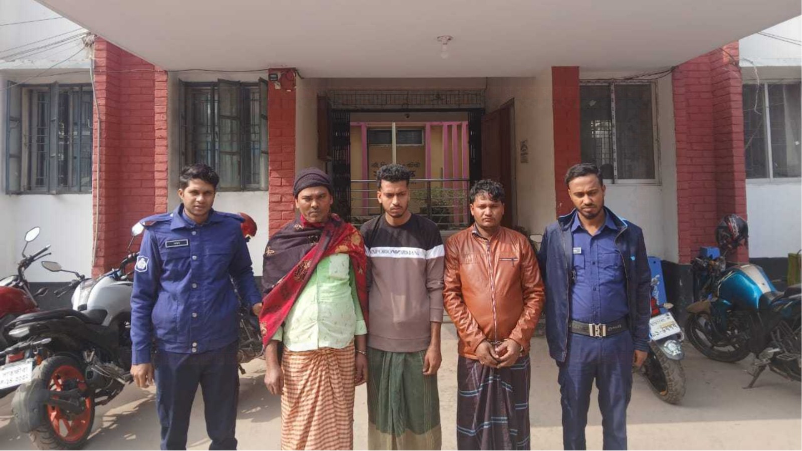 পুলিশ ফাঁড়িতে হামলা ও আসামি ছিনতাই মামলায় গ্রেপ্তার ৩