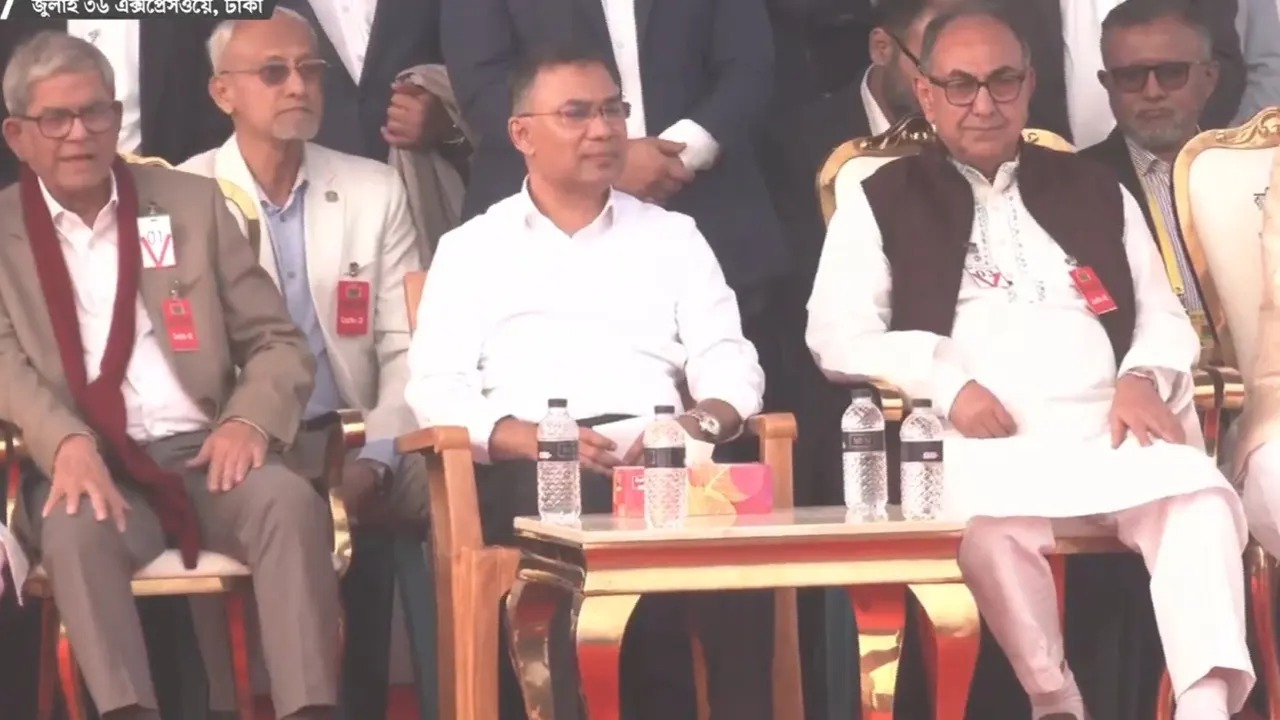 বিশেষ চেয়ার সরিয়ে সাধারণ চেয়ারে বসেন তারেক রহমান