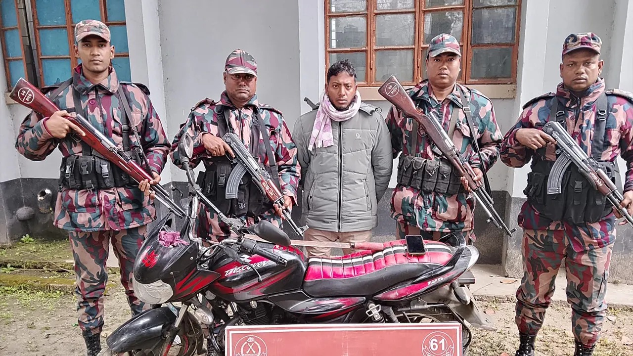 লালমনিরহাট পাটগ্রামে অস্ত্রসহ বহিষ্কৃত ছাত্রশিবির নেতা গ্রেপ্তার
