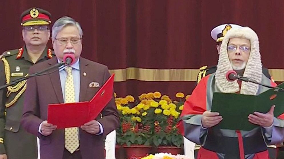 রাষ্ট্রপতির থেকে বিচারপতি জুবায়ের রহমান চৌধুরী ২৬তম প্রধান বিচারপতি হিসেবে শপথ নিলেন