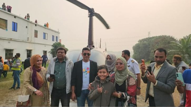 নারায়ণগঞ্জে প্রবাসী যুবক হেলিকপ্টারে চড়িয়ে উদযাপন করলেন মায়ের ৬০তম জন্মদিন