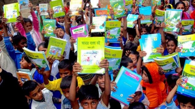 নতুন বছরের প্রথম দিনে প্রাথমিক স্তরে বই বিতরণ আনন্দময়, মাধ্যমিক স্তরে অনিশ্চয়তা