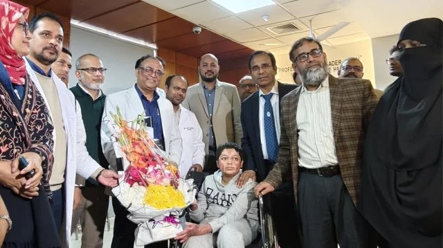 দগ্ধ শিক্ষার্থী আবিদুর রহিম ৬ মাসে ৩৬ বার অস্ত্রোপচার শেষে  ঘরে ফিরল