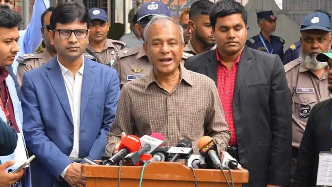 রাজধানীর বিভিন্ন ভোটকেন্দ্র পরিদর্শনে স্বরাষ্ট্র উপদেষ্টা