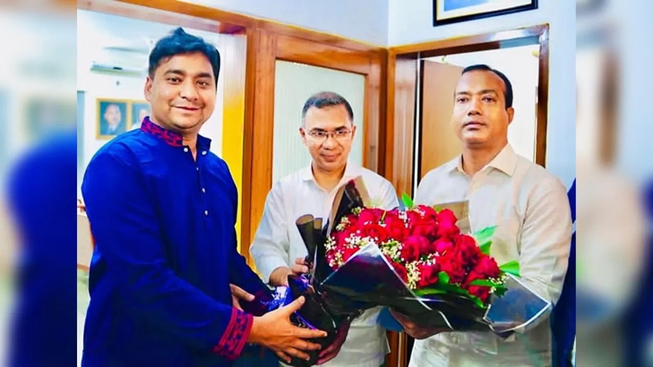 প্রধানমন্ত্রী হিসেবে শপথের প্রাক্কালে তারেক রহমান-কে ছাত্রদলের ফুলেল শুভেচ্ছা
