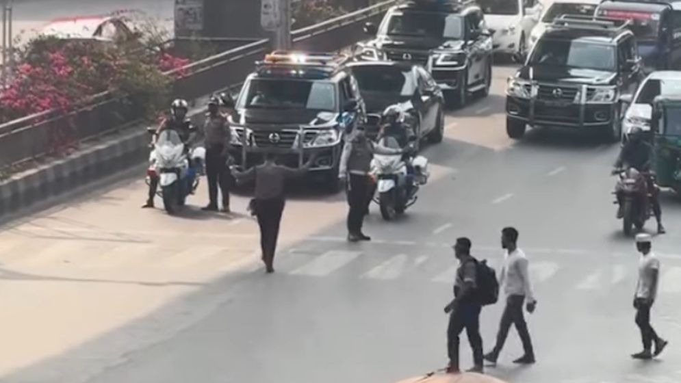 কারওয়ান বাজারে সিগন্যালে থামল রাষ্ট্রপতির গাড়িবহর