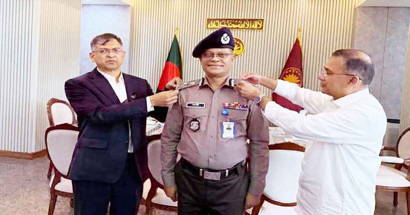 নবনিযুক্ত আইজিপিকে র‍্যাংক ব্যাজ পরিয়ে দিলেন প্রধানমন্ত্রী তারেক রহমান