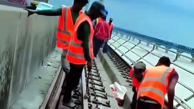 যমুনা সেতু থেকে সরিয়ে ফেলা হচ্ছে রেললাইন