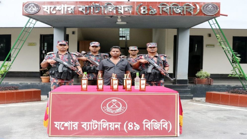যশোরে ১০ বোতল বিদেশি মদসহ ভারতীয় নাগরিক আটক
