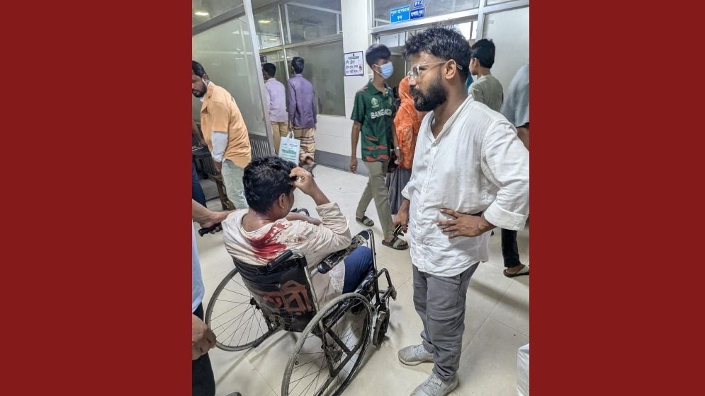 সংবাদ সংগ্রহে গিয়ে দুই সাংবাদিকের ওপর সন্ত্রাসীদের হামলা