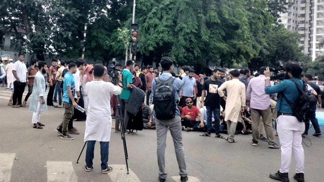 তৃতীয় দিনের মতো কাকরাইলে চলছে জবির আন্দোলন