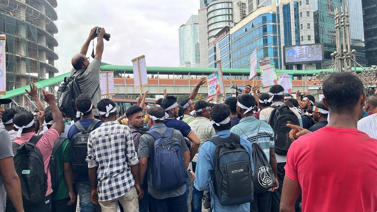 কাওরান বাজারে মালয়েশিয়া যাত্রা আটকে পড়া শ্রমিকদের বিক্ষোভ
