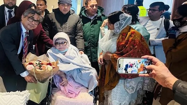 হুইল চেয়ার ছাড়াই হাঁটতে পারছেন খালেদা জিয়া