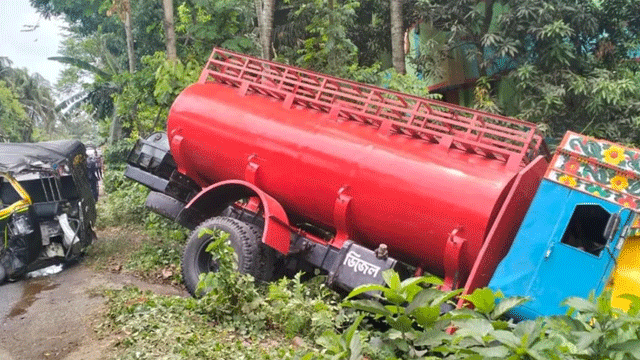 খুলনায় মাহিন্দ্রা-লরি সংঘর্ষ, নিহত ৩
