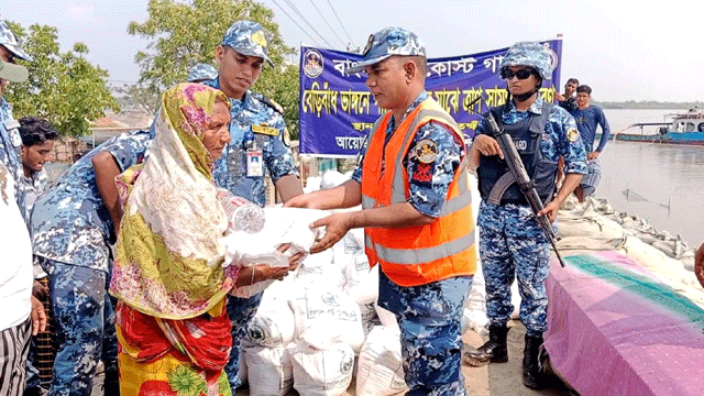 সাতক্ষীরায় প্লাবিত এলাকায় কোস্ট গার্ডের চিকিৎসা সেবাসহ ত্রাণ সামগ্রী বিতরণ