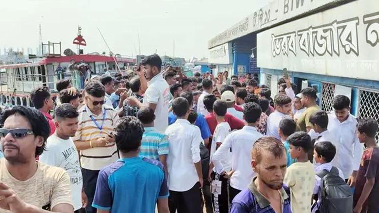 ভৈরবকে জেলা ঘোষণার দাবিতে নৌপথ অবরোধ