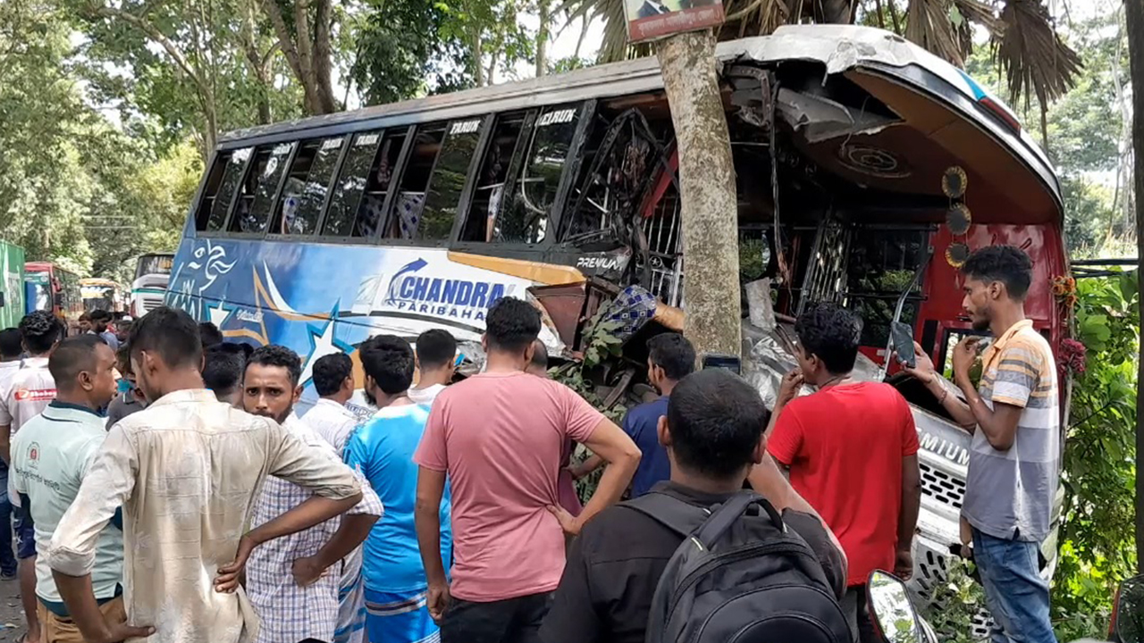 মাদারীপুরে বাসের মুখোমুখি সংঘর্ষে আহত ১৫