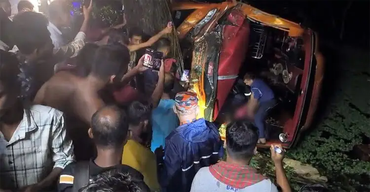 মাদারীপুরে নিয়ন্ত্রণ হারিয়ে বাস খাদে,পথচারী নারী নিহত