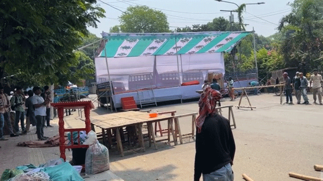আ.লীগ নিষিদ্ধের দাবিতে বিক্ষোভ, তৈরি হচ্ছে মঞ্চ