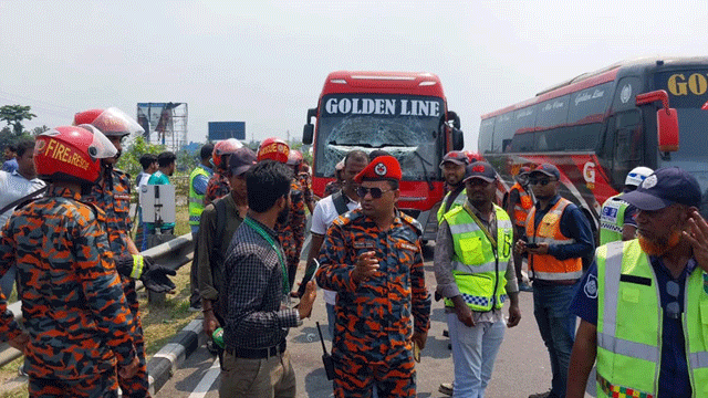 ঢাকা-মাওয়া এক্সপ্রেসওয়েতে অ্যাম্বুলেন্সে বাসের ধাক্কায় নিহত ৫