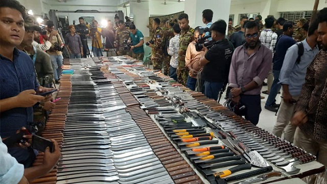 নিউ মার্কেটে সেনা অভিযানে কিশোর গ্যাংয়ের অস্ত্র ভান্ডার উন্মোচন,  ভয়ংকর অস্ত্র বাণিজ্য