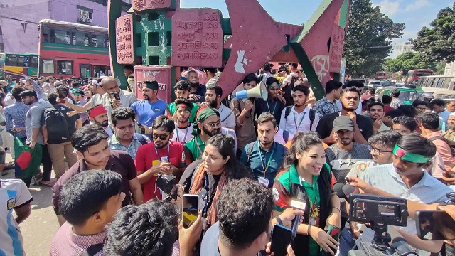জিরো পয়েন্টে শিক্ষার্থীরা দিচ্ছেন ফ্যাসিবাদবিরোধী স্লোগান