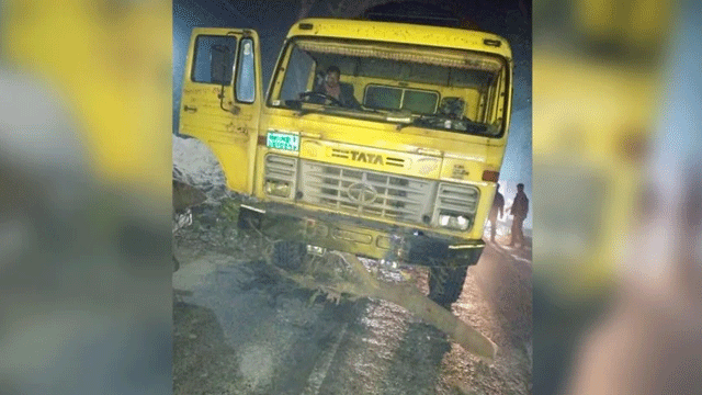 মধ্যরাতে সড়কে গাছ ফেলে গণডাকাতি