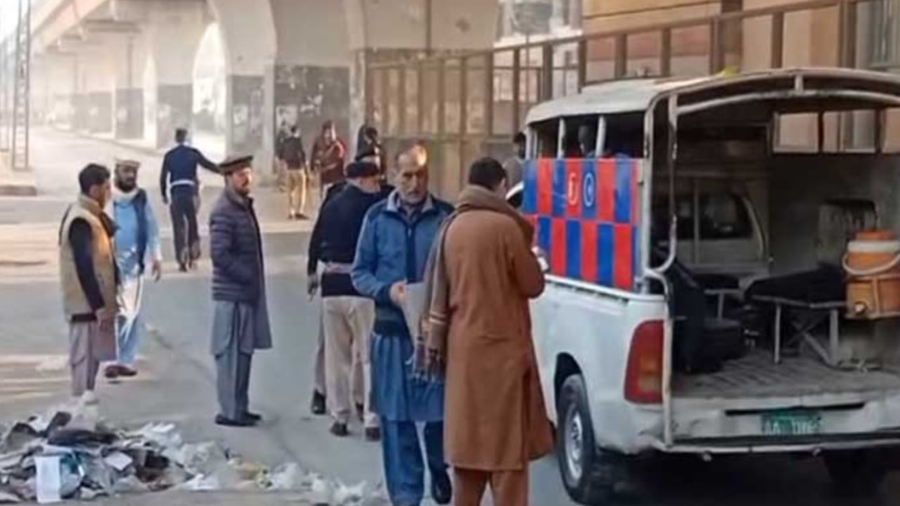 পাকিস্তানের পেশোয়ারে সন্ত্রাসী হামলা, নিহত ৬